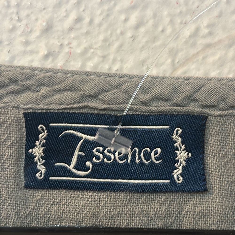 Essence cuffed sleeve basic top - Picture 4 of 6